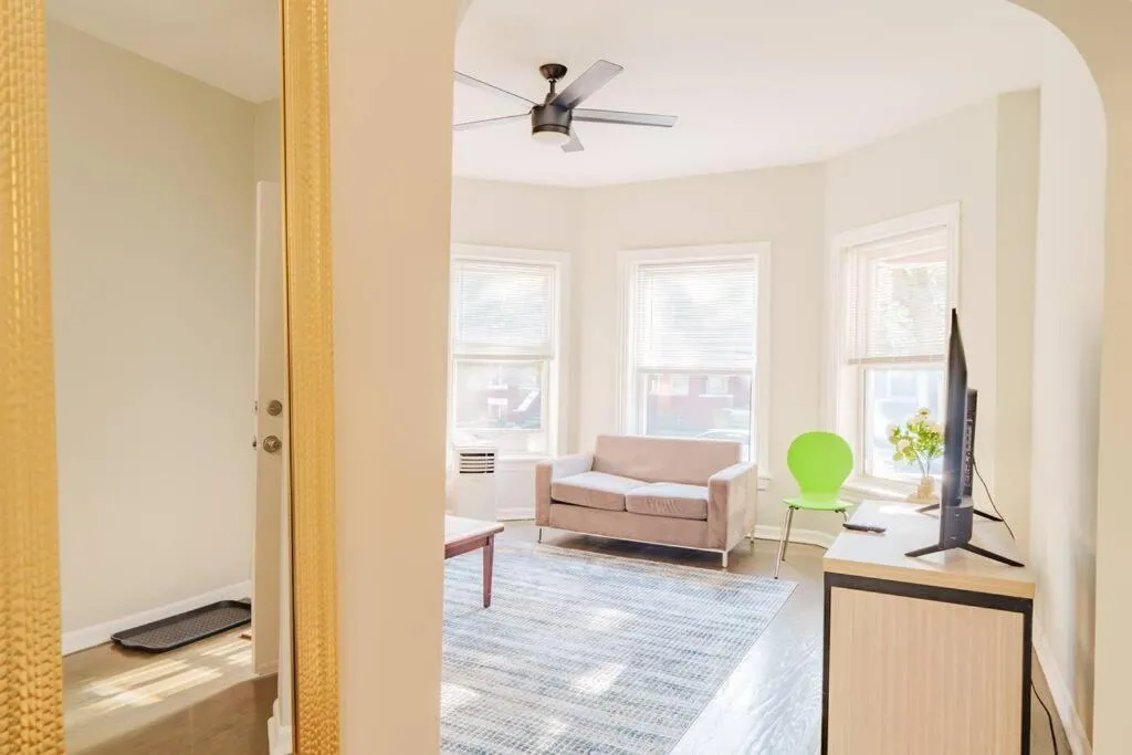 Image 3 of Spacious 4BR Retreat in Vibrant Woodlawn Near UChi