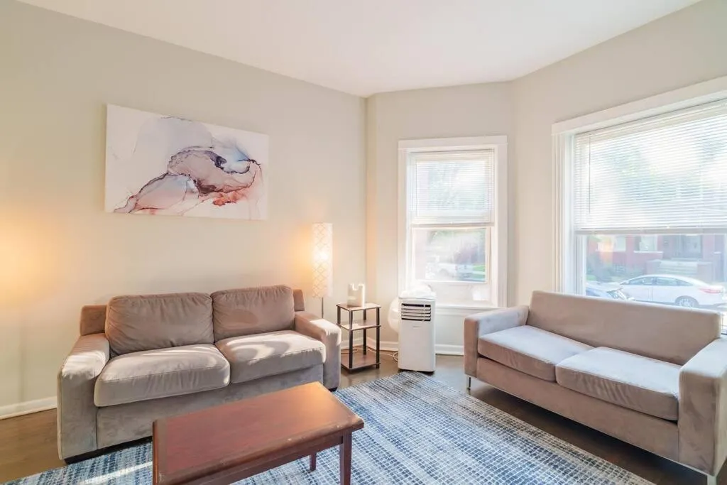 Image 2 of Spacious 4BR Retreat in Vibrant Woodlawn Near UChi