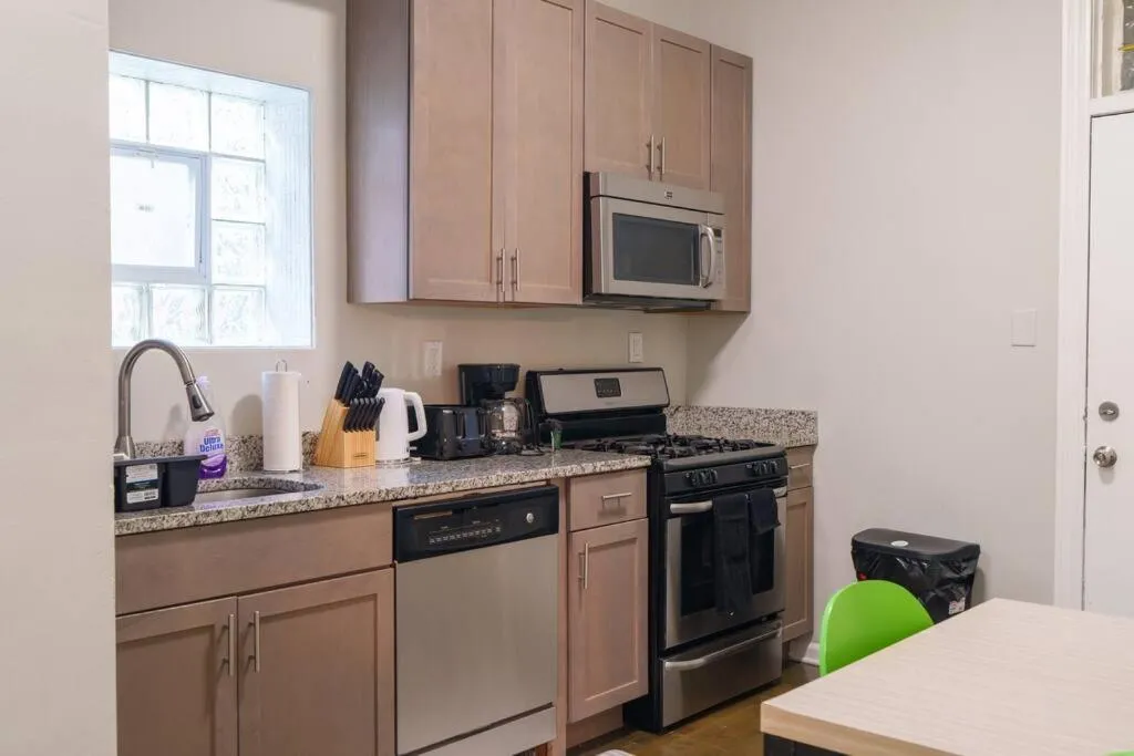 Image 5 of Spacious 4BR Retreat in Vibrant Woodlawn Near UChi