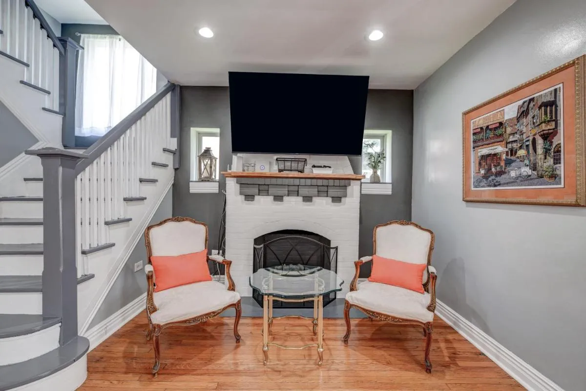 Image 4 of Spacious 5-BR House near Transit w Parking