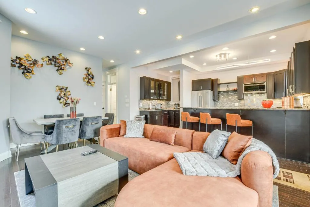 Image of Spacious Condo with Deck about 3 Mi to Downtown Chicago!