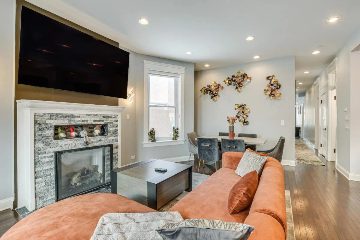 Image 1 of Spacious Condo with Deck about 3 Mi to Downtown Chicago!