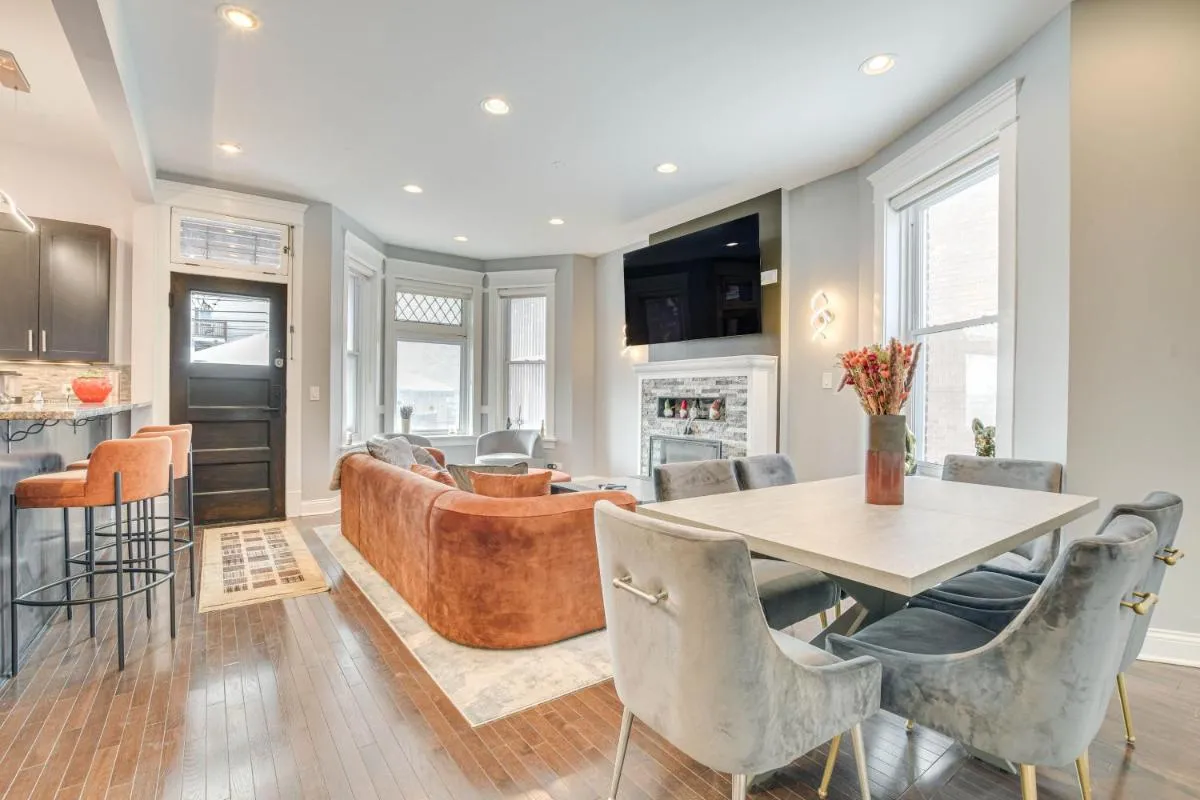 Image 5 of Spacious Condo with Deck about 3 Mi to Downtown Chicago!