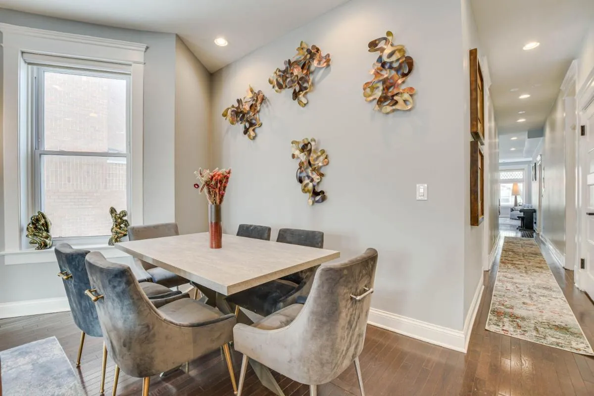 Image 6 of Spacious Condo with Deck about 3 Mi to Downtown Chicago!