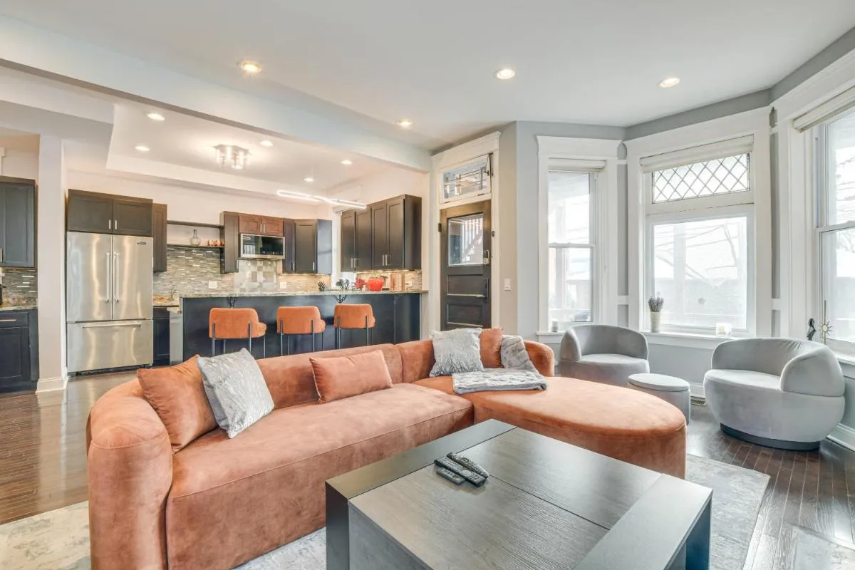 Image 3 of Spacious Condo with Deck about 3 Mi to Downtown Chicago!
