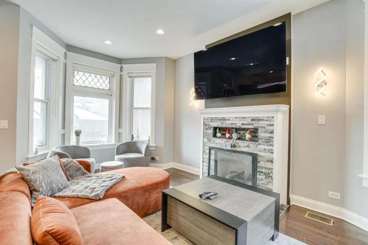 Image 4 of Spacious Condo with Deck about 3 Mi to Downtown Chicago!