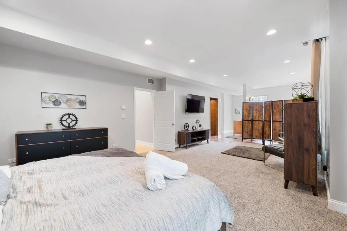 Image 3 of Spacious Luxury Retreat 8 Bed Oasis with 6 Baths