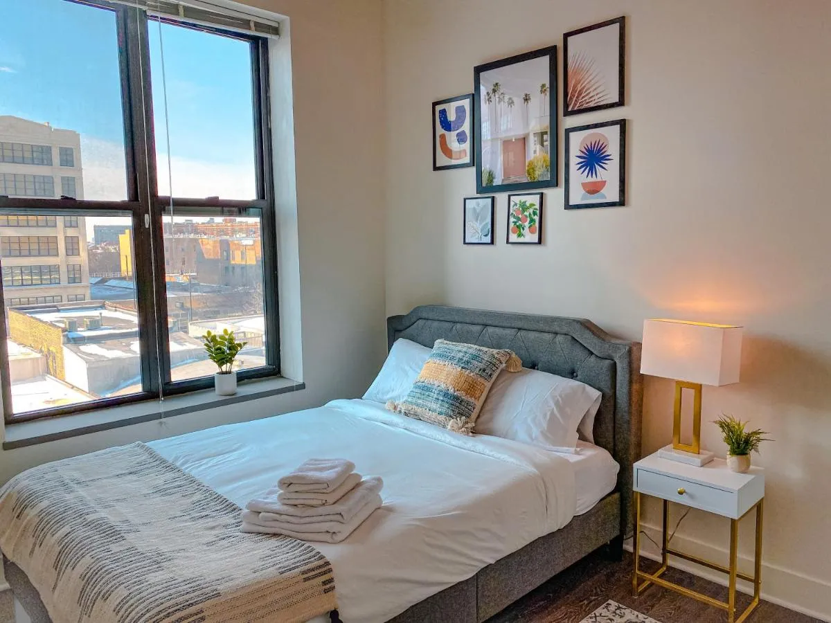 Image 3 of Spacious and Luxurious 3br-2ba near McCormick Place with optional parking – Sleeps 10