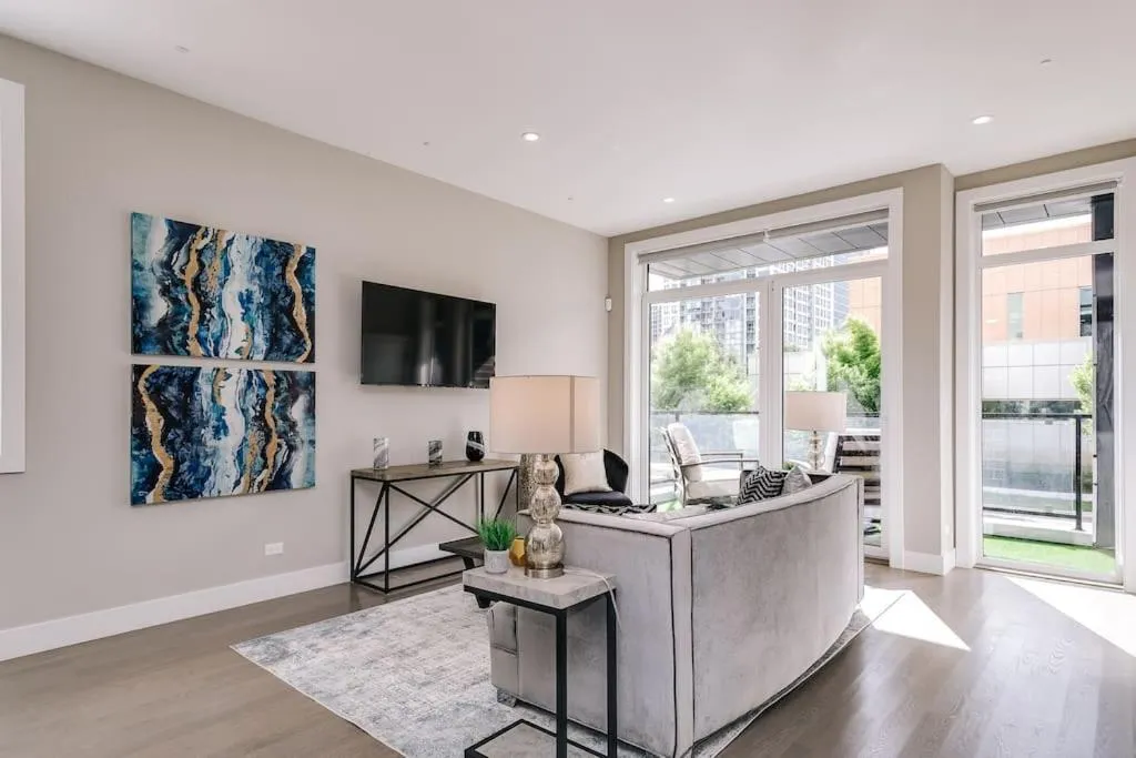 Image 4 of Stunning Duplex Condo #1 – Downtown River North