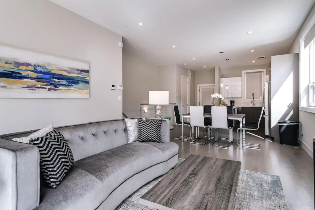 Image 3 of Stunning Duplex Condo #1 – Downtown River North