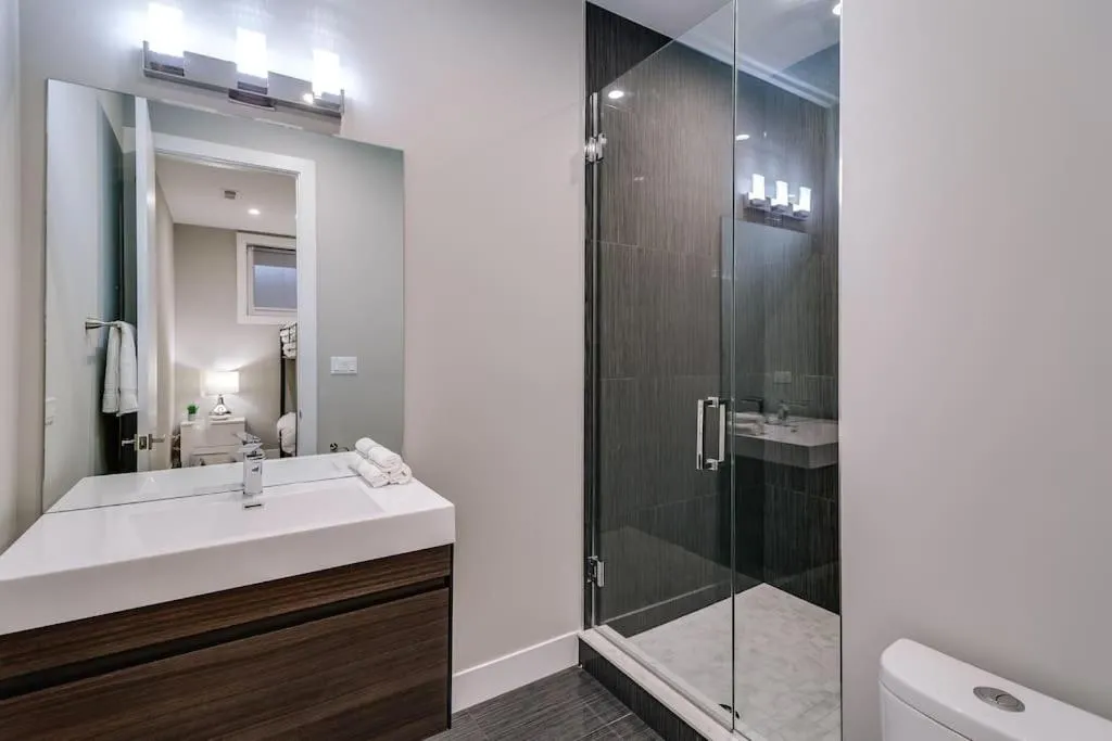 Image 2 of Stunning Duplex Condo #1 – Downtown River North