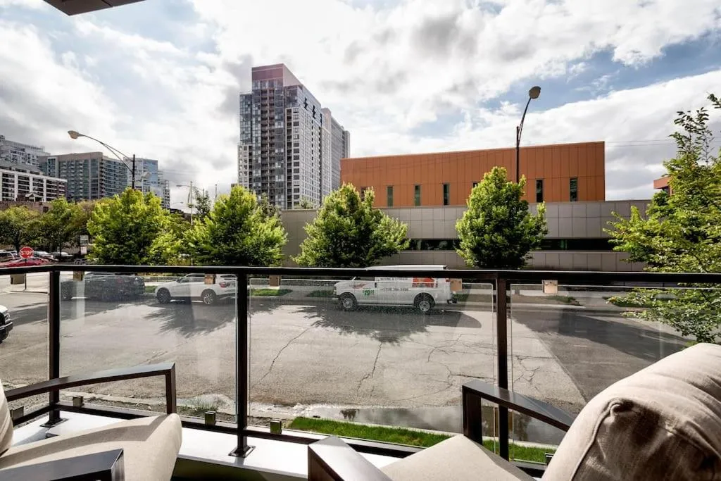 Image 5 of Stunning Duplex Condo #1 – Downtown River North