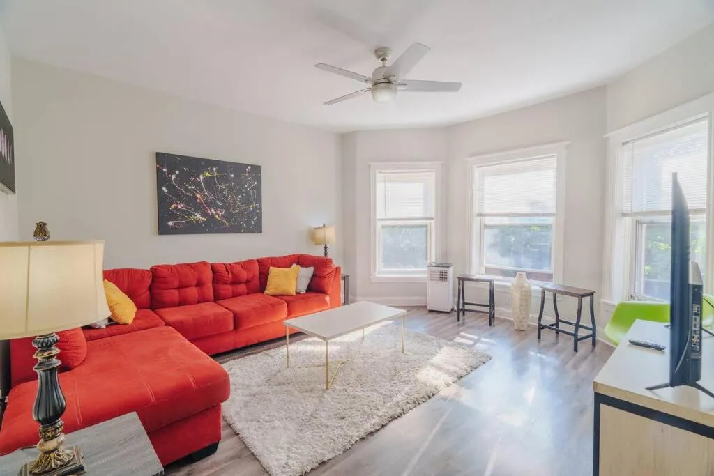 Image of Stylish 4BR Oasis in Woodlawn, Close to UChi