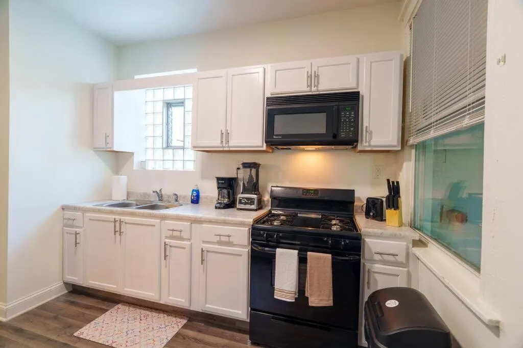 Image 3 of Stylish 4BR Oasis in Woodlawn, Close to UChi