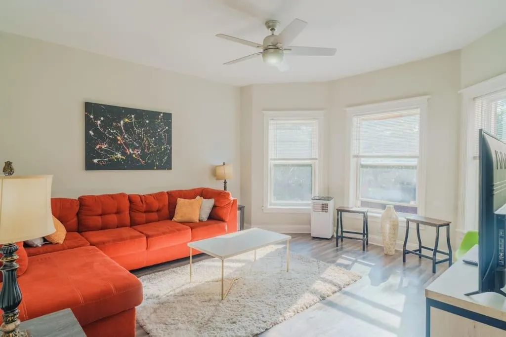 Image 4 of Stylish 4BR Oasis in Woodlawn, Close to UChi