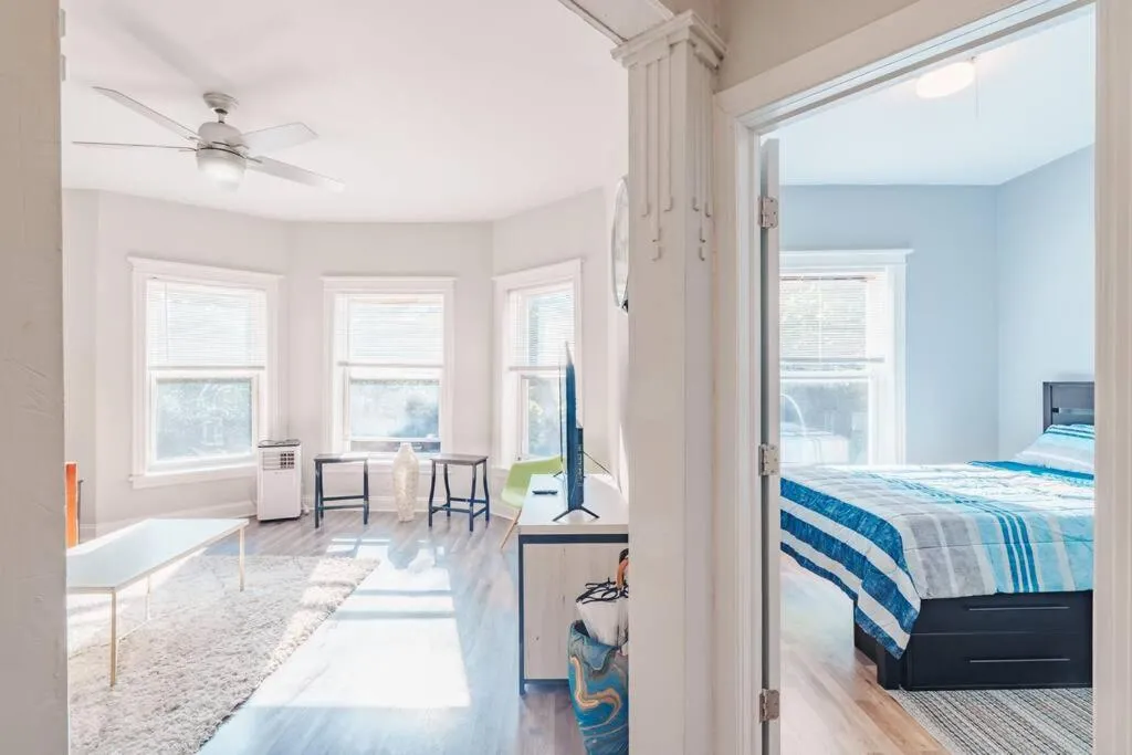 Image 5 of Stylish 4BR Oasis in Woodlawn, Close to UChi