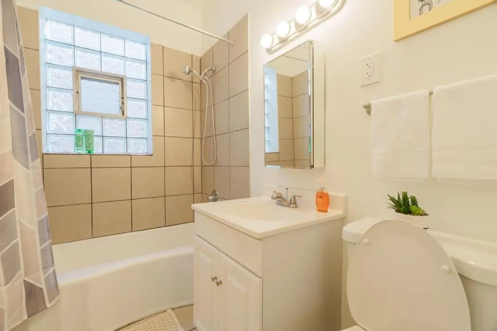 Image 2 of Stylish 4BR Oasis in Woodlawn, Close to UChi