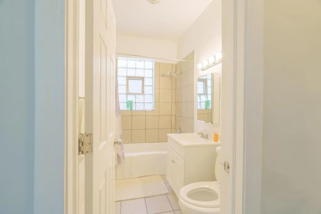 Image 6 of Stylish 4BR Oasis in Woodlawn, Close to UChi