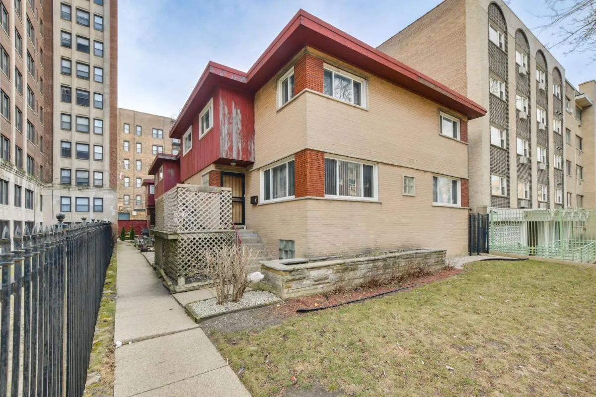 Image 5 of Stylish Chicago Retreat, Walk to Loyola University
