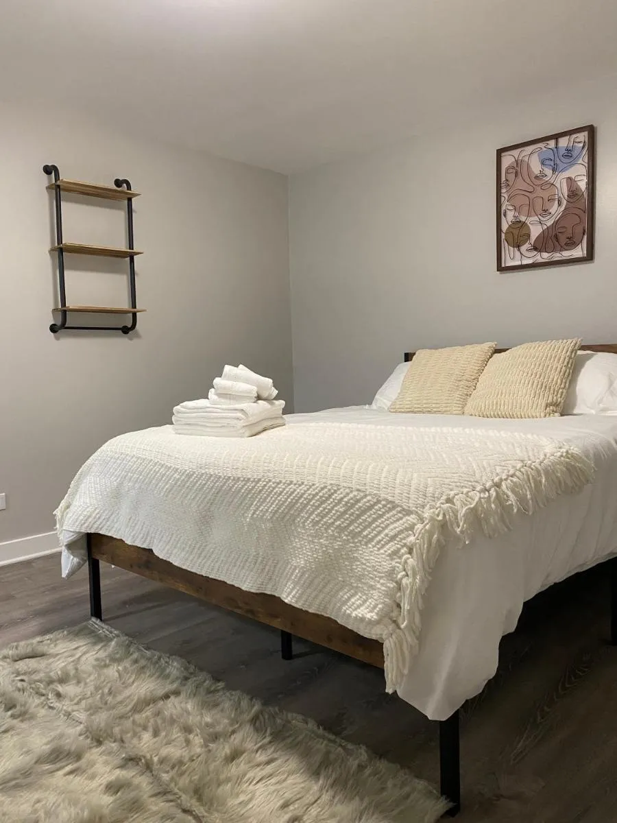 Image 4 of Stylish Urban Retreat 3 Bedroom Newly Remodeled