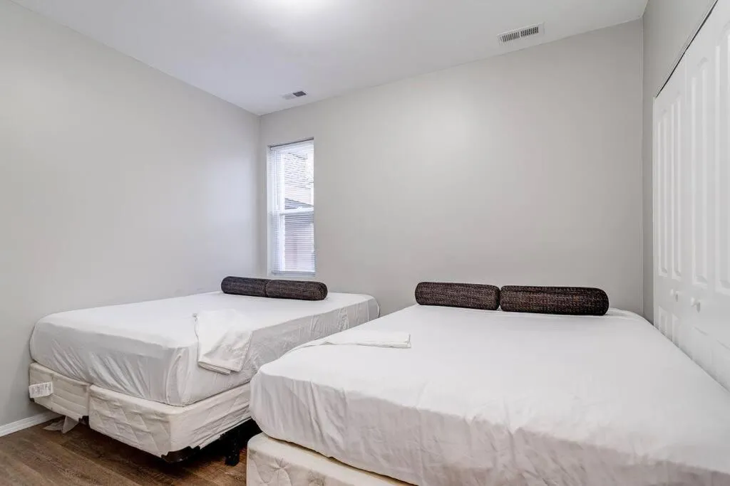 Image 5 of Suite 2 on Southport 4 Queen Beds