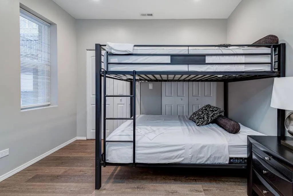 Image 6 of Suite 2 on Southport 4 Queen Beds