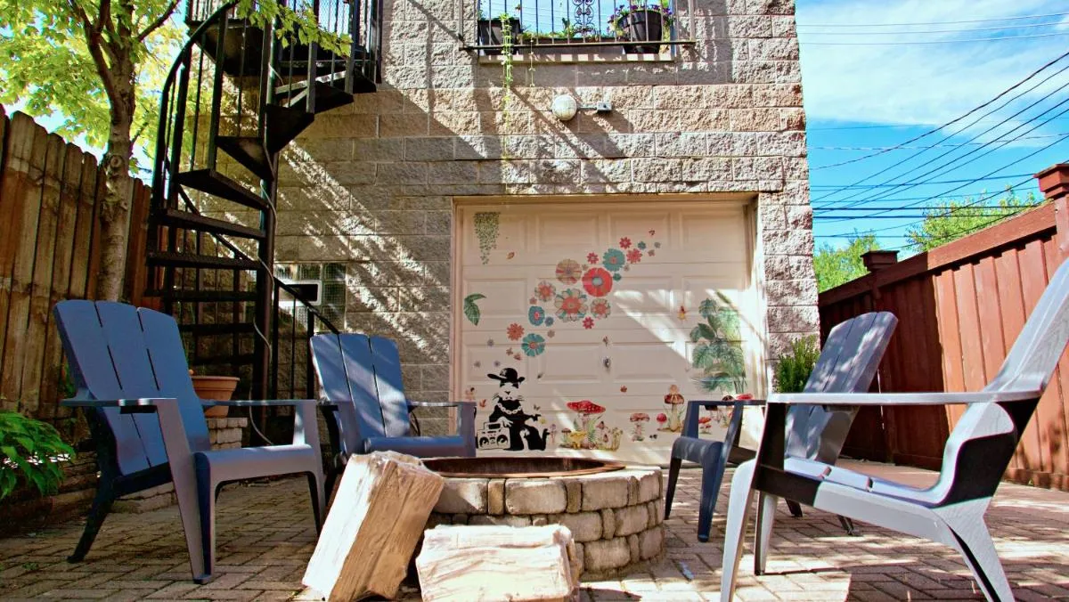Image of The Banksy 4 bedroom King bed – Firepit Rooftop near United Center