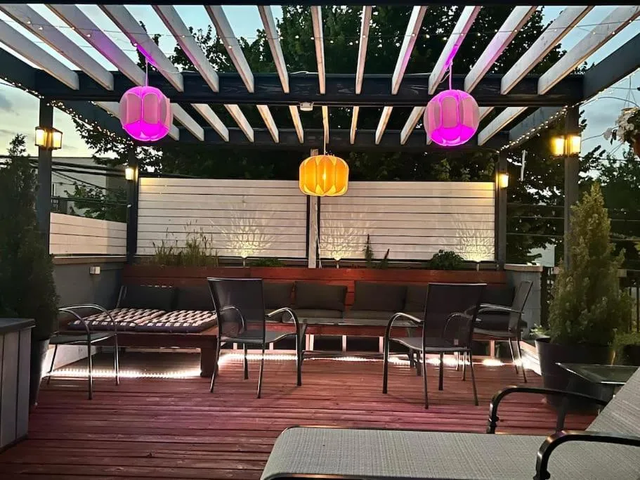 Image 2 of The Banksy 4 bedroom King bed – Firepit Rooftop near United Center
