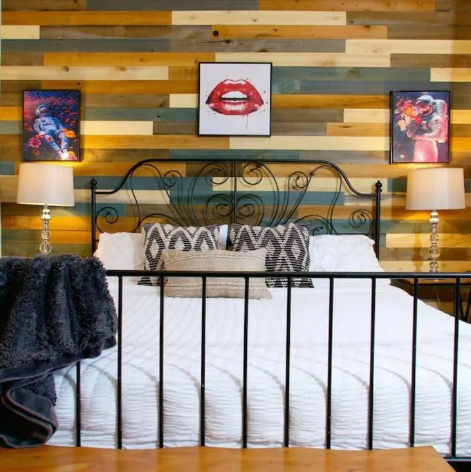 Image 6 of The Banksy 4 bedroom King bed – Firepit Rooftop near United Center