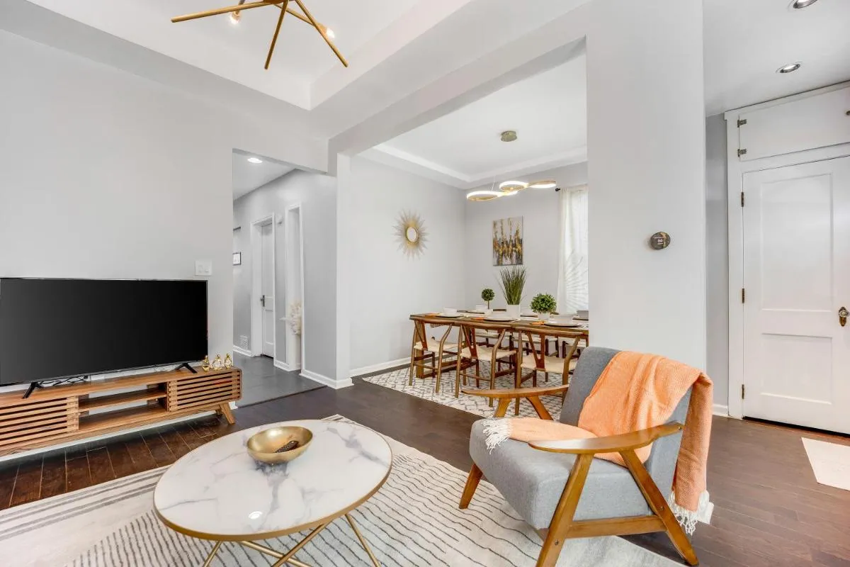 Image 4 of The Logandale: HUGE Mid-Century Home, sleeps 15