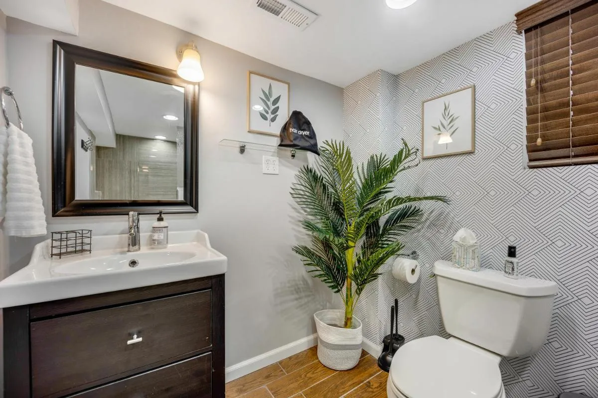 Image 2 of The Logandale: HUGE Mid-Century Home, sleeps 15