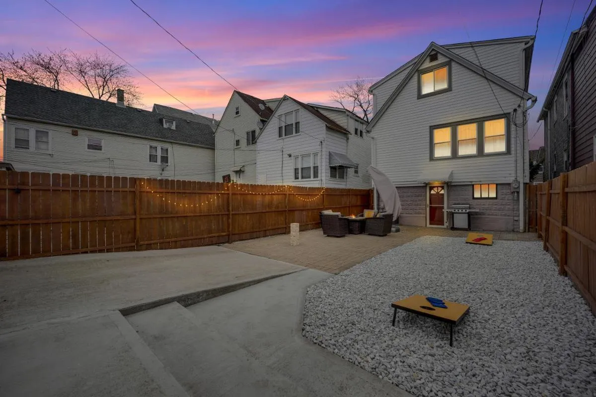 Image 5 of The Logandale: HUGE Mid-Century Home, sleeps 15