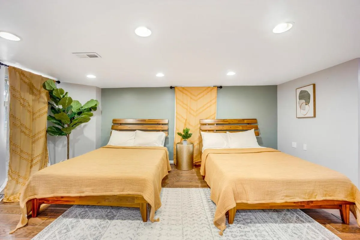 Image 6 of The Logandale: HUGE Mid-Century Home, sleeps 15