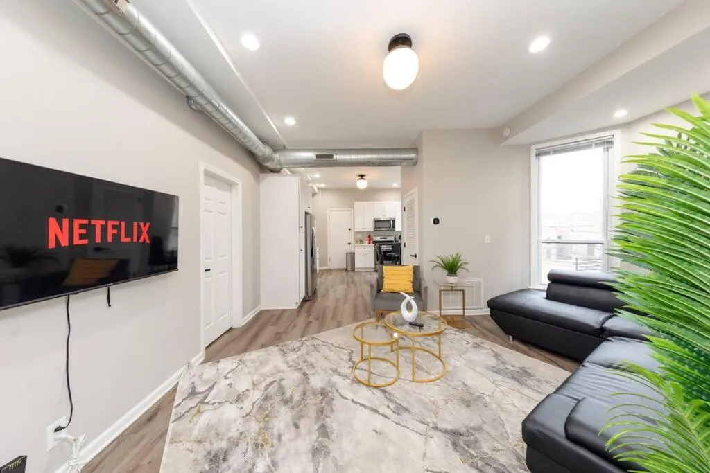 Image of The Secret West Loop Oasis for up to 4 guests with 4K Smart HDTV (Roku/Netflix) and fast dedicated Internet!