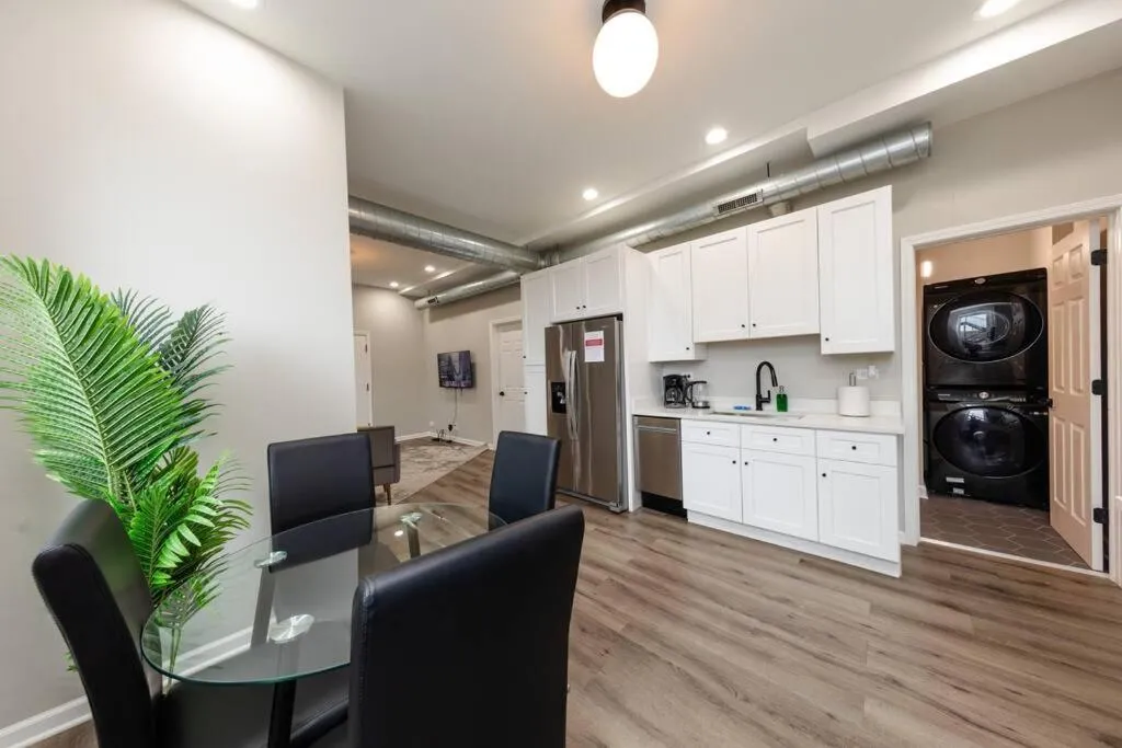Image 3 of The Secret West Loop Oasis for up to 4 guests with 4K Smart HDTV (Roku/Netflix) and fast dedicated Internet!
