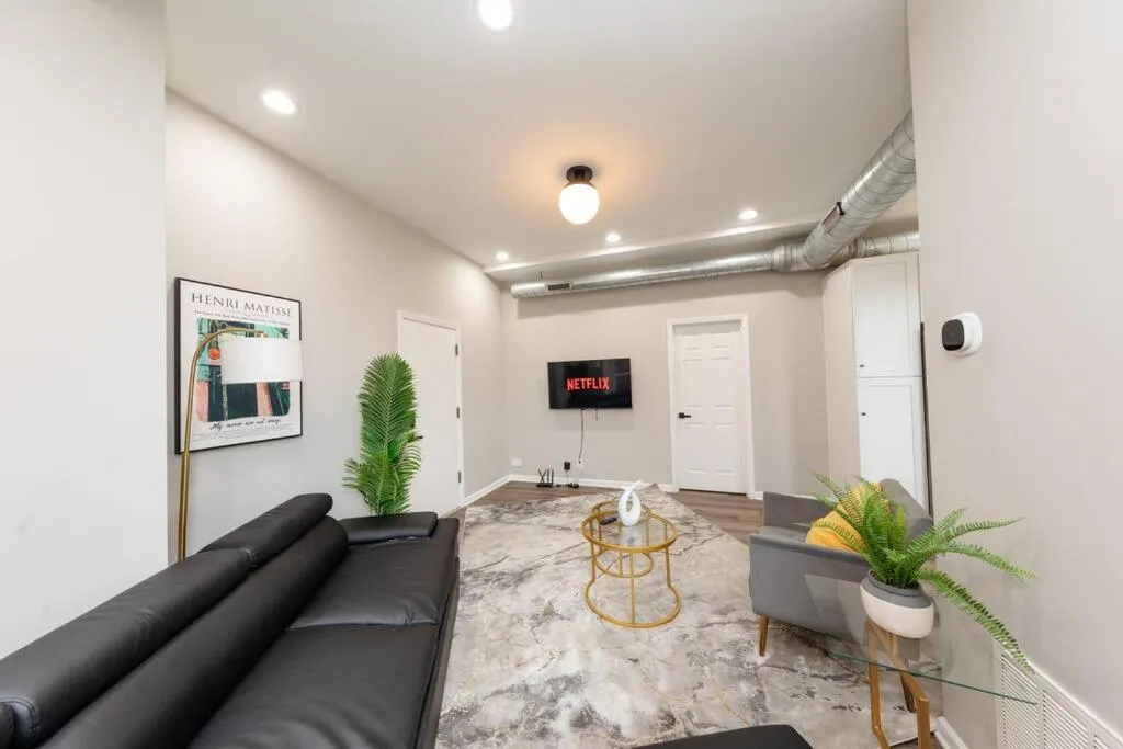 Image 4 of The Secret West Loop Oasis for up to 4 guests with 4K Smart HDTV (Roku/Netflix) and fast dedicated Internet!