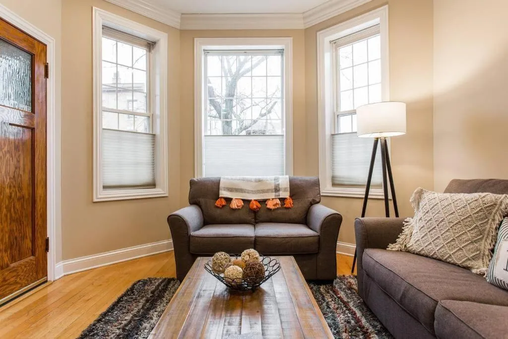 Image of The Wrigleyville Deluxe -Steps from Wrigley Sleeps 10