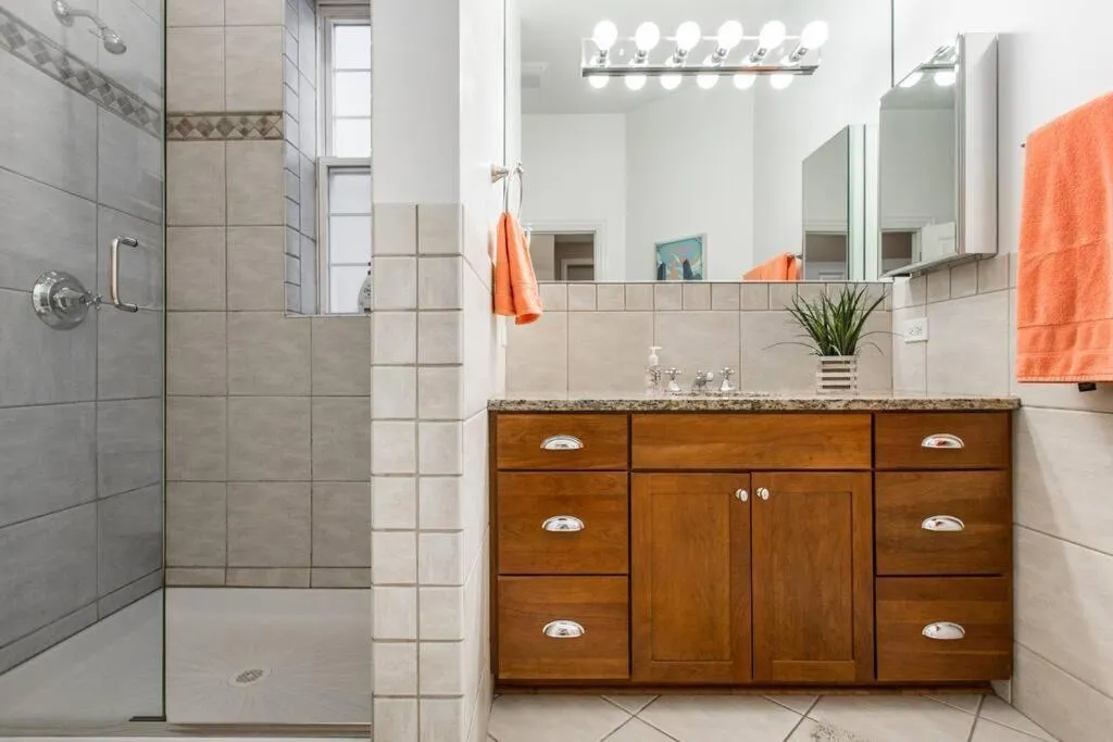Image 2 of The Wrigleyville Deluxe -Steps from Wrigley Sleeps 10