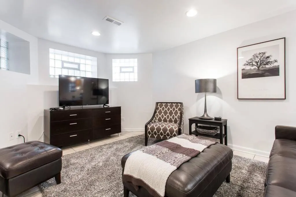 Image 4 of The Wrigleyville Deluxe -Steps from Wrigley Sleeps 10