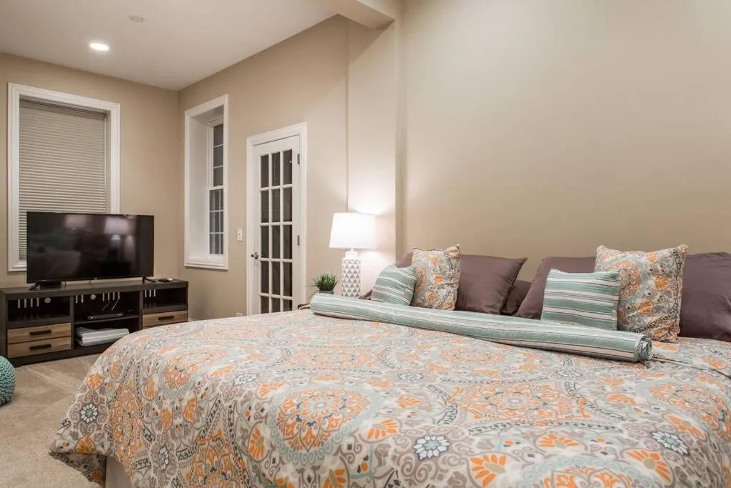 Image 6 of The Wrigleyville Deluxe -Steps from Wrigley Sleeps 10