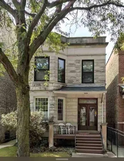 Image 5 of The Wrigleyville Deluxe -Steps from Wrigley Sleeps 10