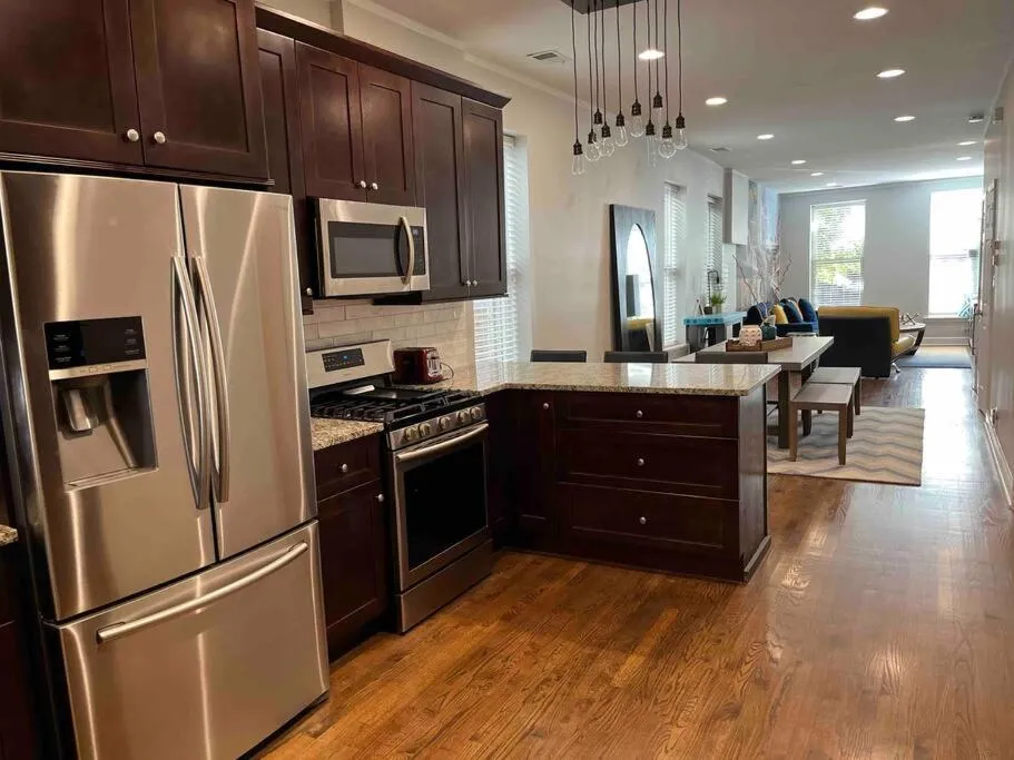 Image 2 of Trendy West Town Flat – 2 bed / 1.5 bath w parking