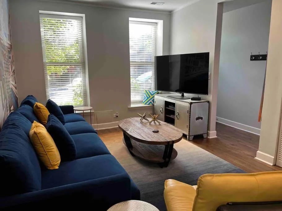 Image of Trendy West Town Flat – 2 bed / 1.5 bath w parking