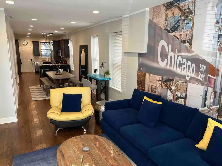 Image 1 of Trendy West Town Flat – 2 bed / 1.5 bath w parking