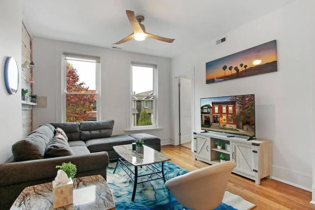 Image of Urban Chic Logan Square Retreat with Free Parking