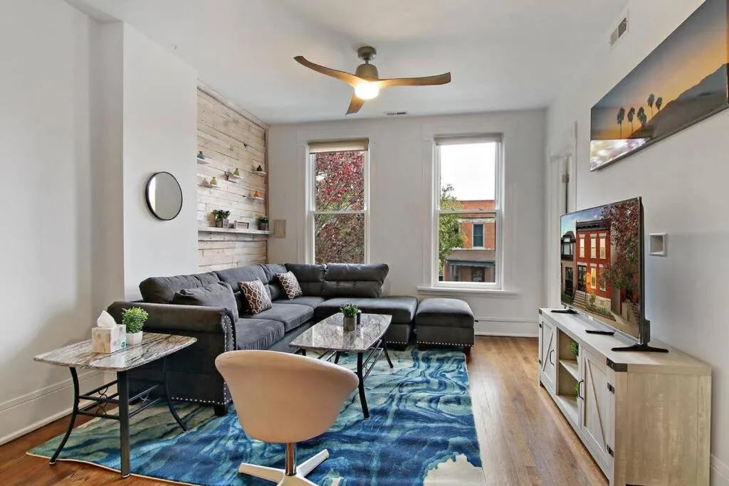 Image 4 of Urban Chic Logan Square Retreat with Free Parking