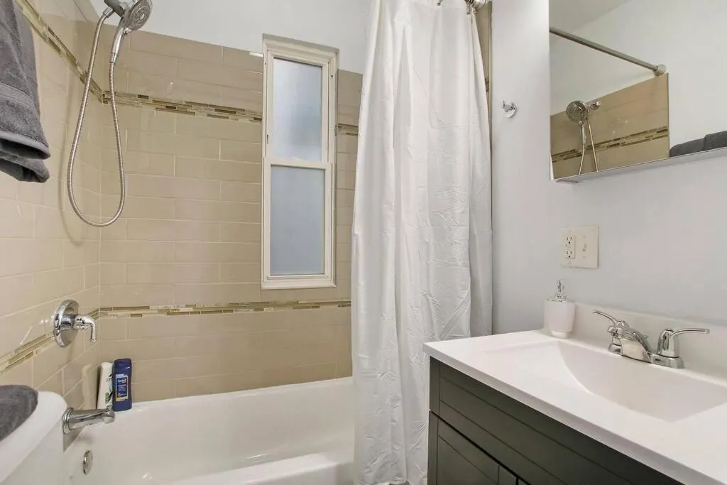 Image 2 of Urban Chic Logan Square Retreat with Free Parking