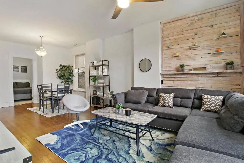 Image 3 of Urban Chic Logan Square Retreat with Free Parking