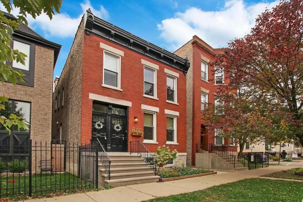 Image 5 of Urban Chic Logan Square Retreat with Free Parking
