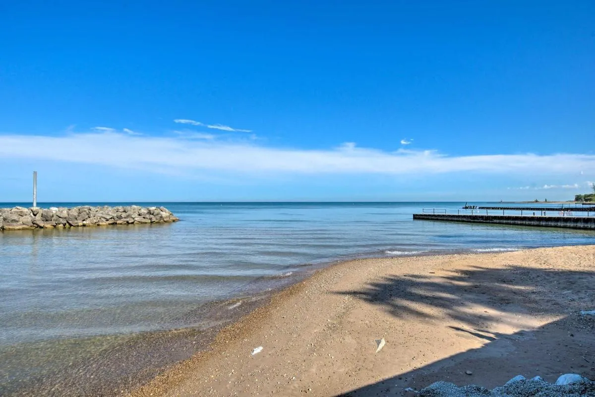 Image 2 of Urban Chicago Escape about 1 Mi to Local Beaches!